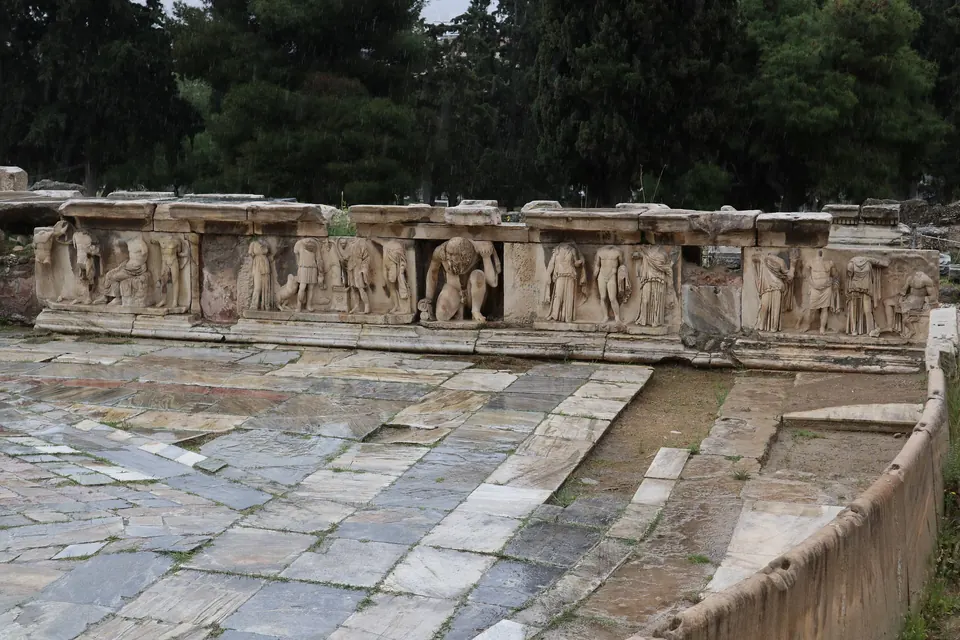 Relieves del teatro de Dioniso