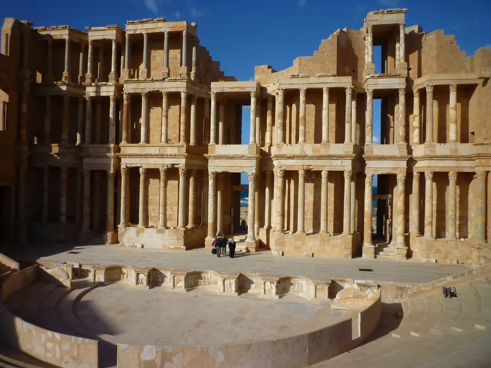 El edificio de la escena del teatro de Sabratha